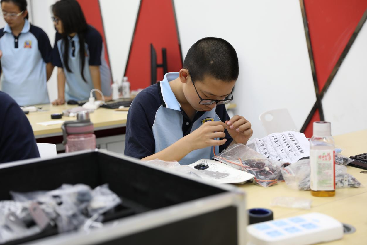 ĪҪǰҎ(gu)xÌWУɲ֮·һ